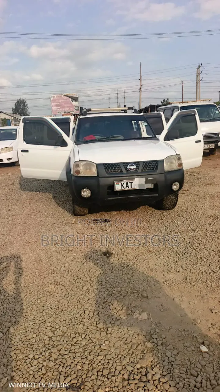 Nissan Hardbody 2005 White