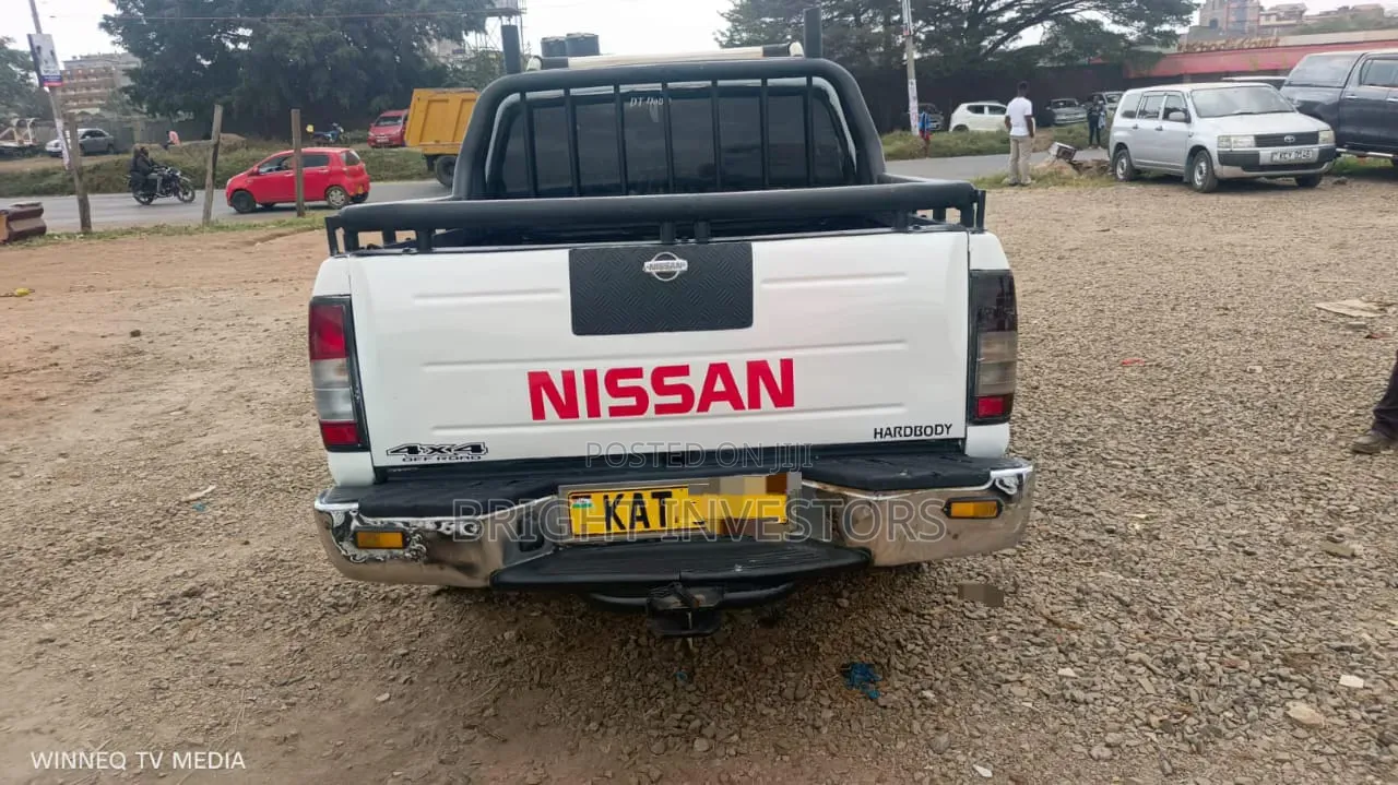 Nissan Hardbody 2005 White