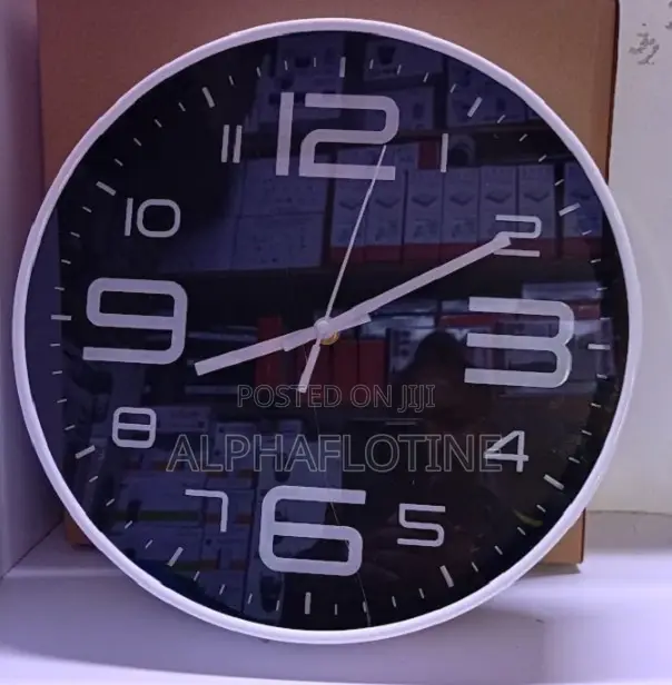 Round / CircularAnalog Wall Clock With Hidden Camera