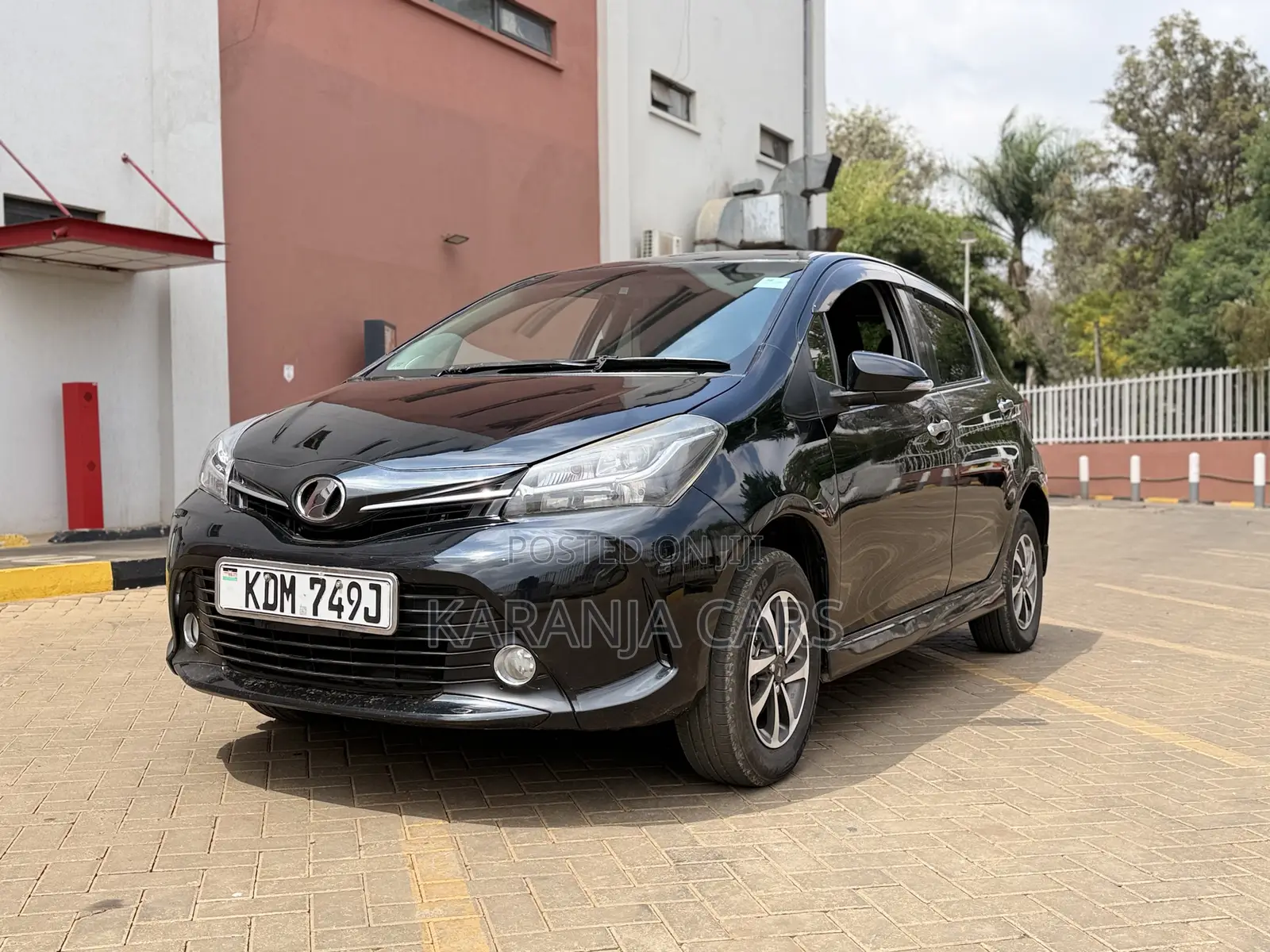 Toyota Vitz 1.3 FWD 5dr 2016 Black