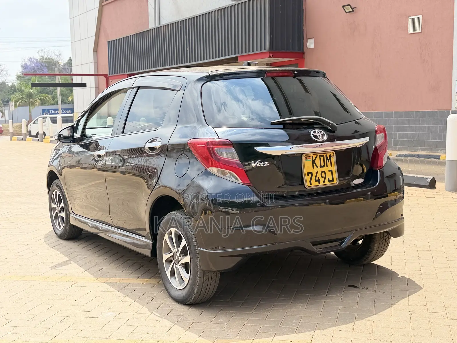 Toyota Vitz 1.3 FWD 5dr 2016 Black