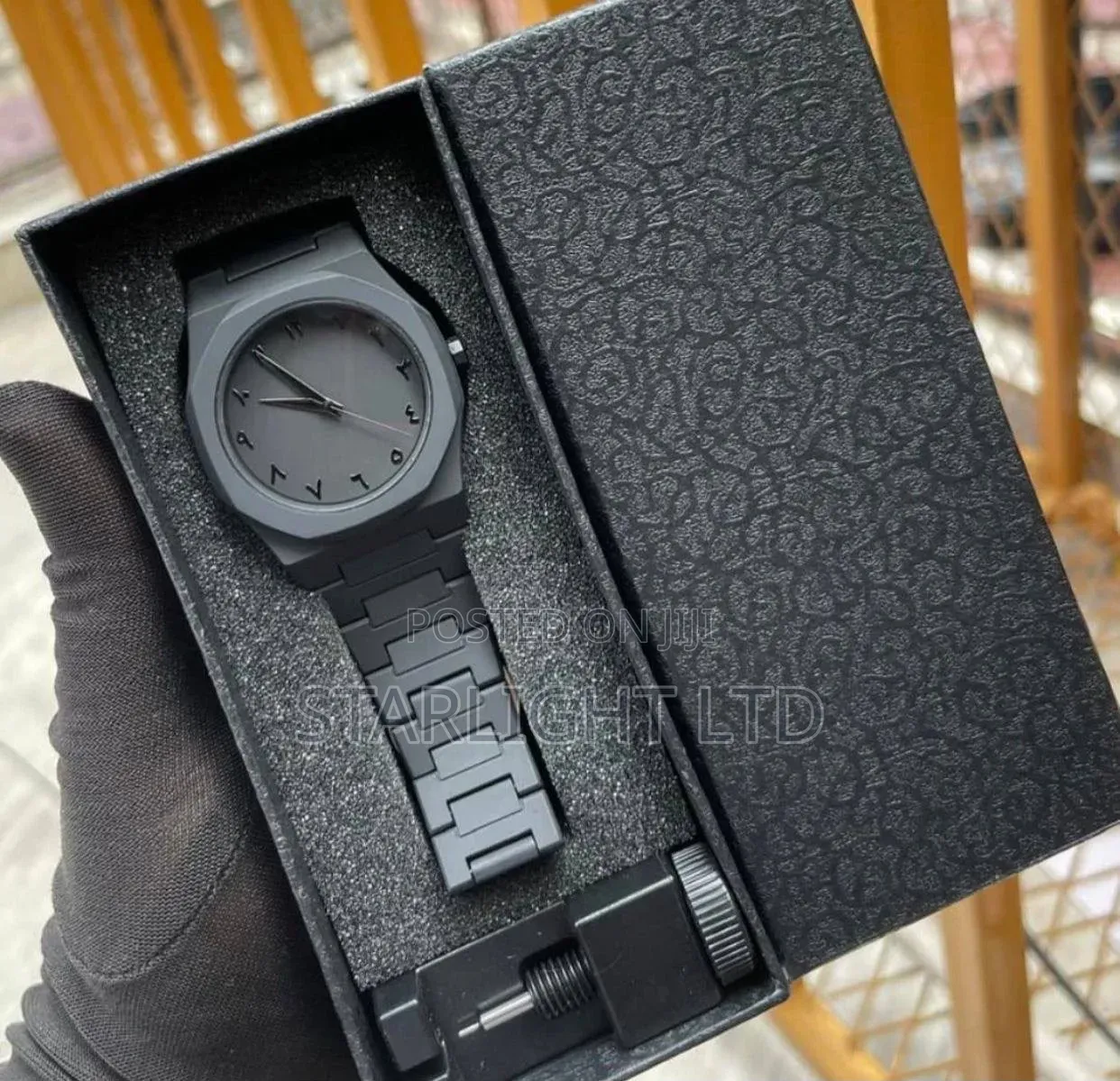 Minimalist Black Watch – Modern Heritage Design With Lightweight Strap