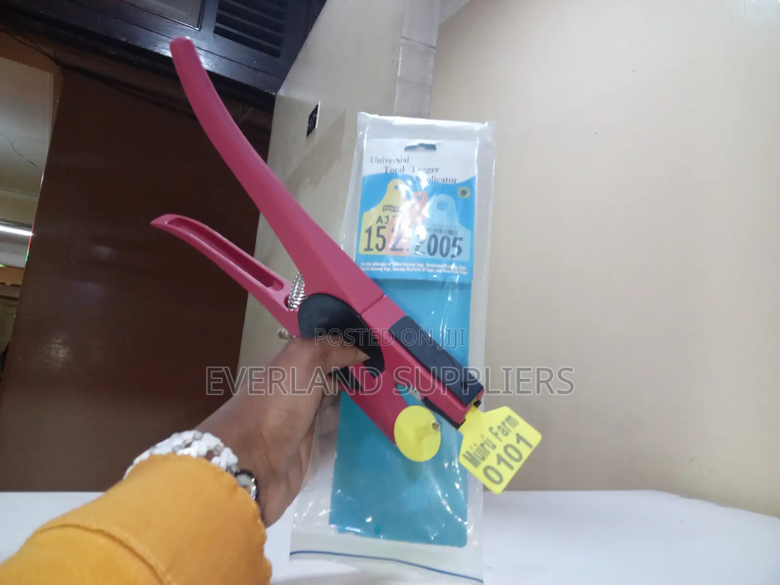 Precision-Grip Tag Applicator