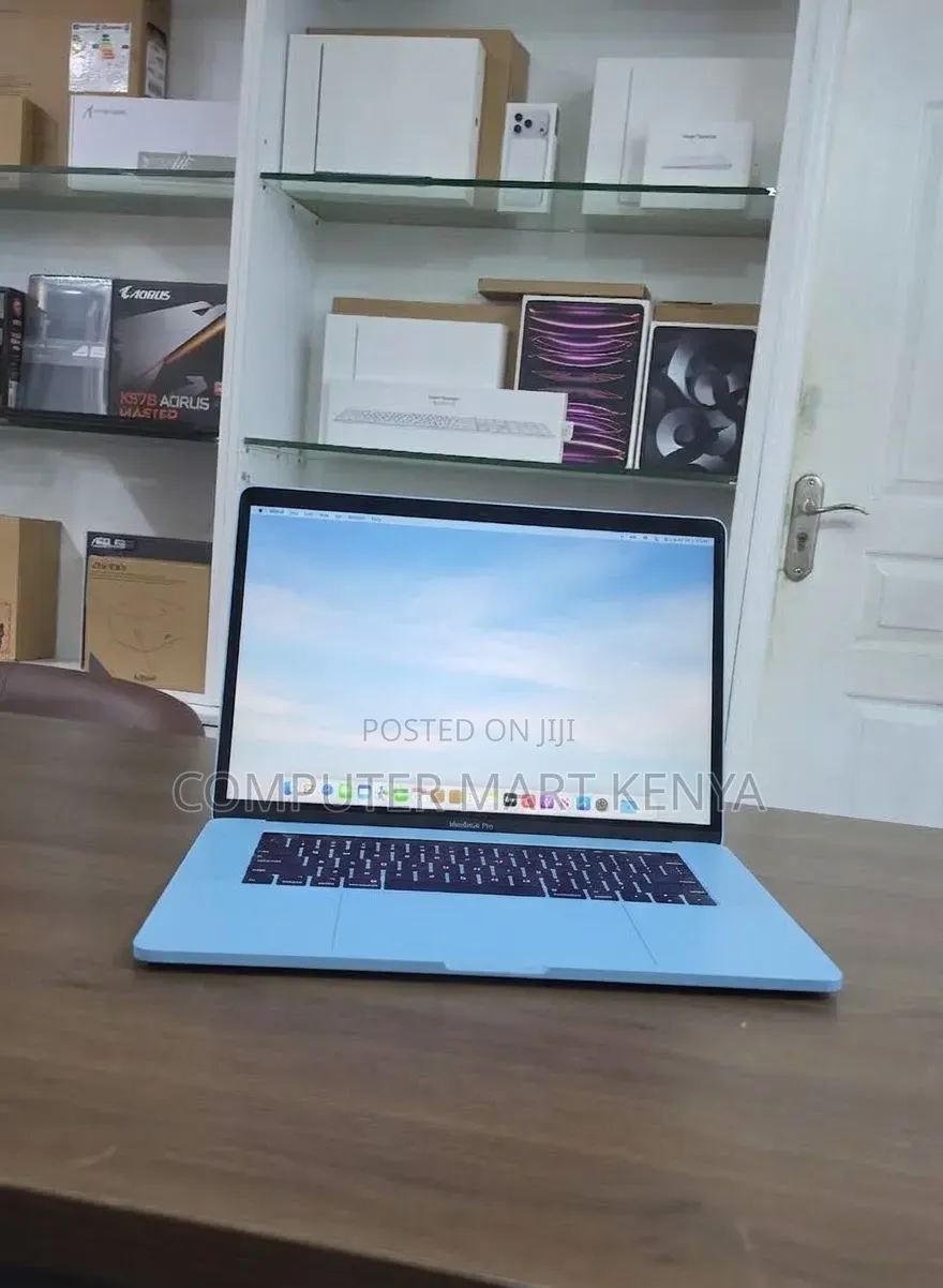 New Laptop Apple MacBook Pro 2018 16GB Intel Core i7 SSD 512GB