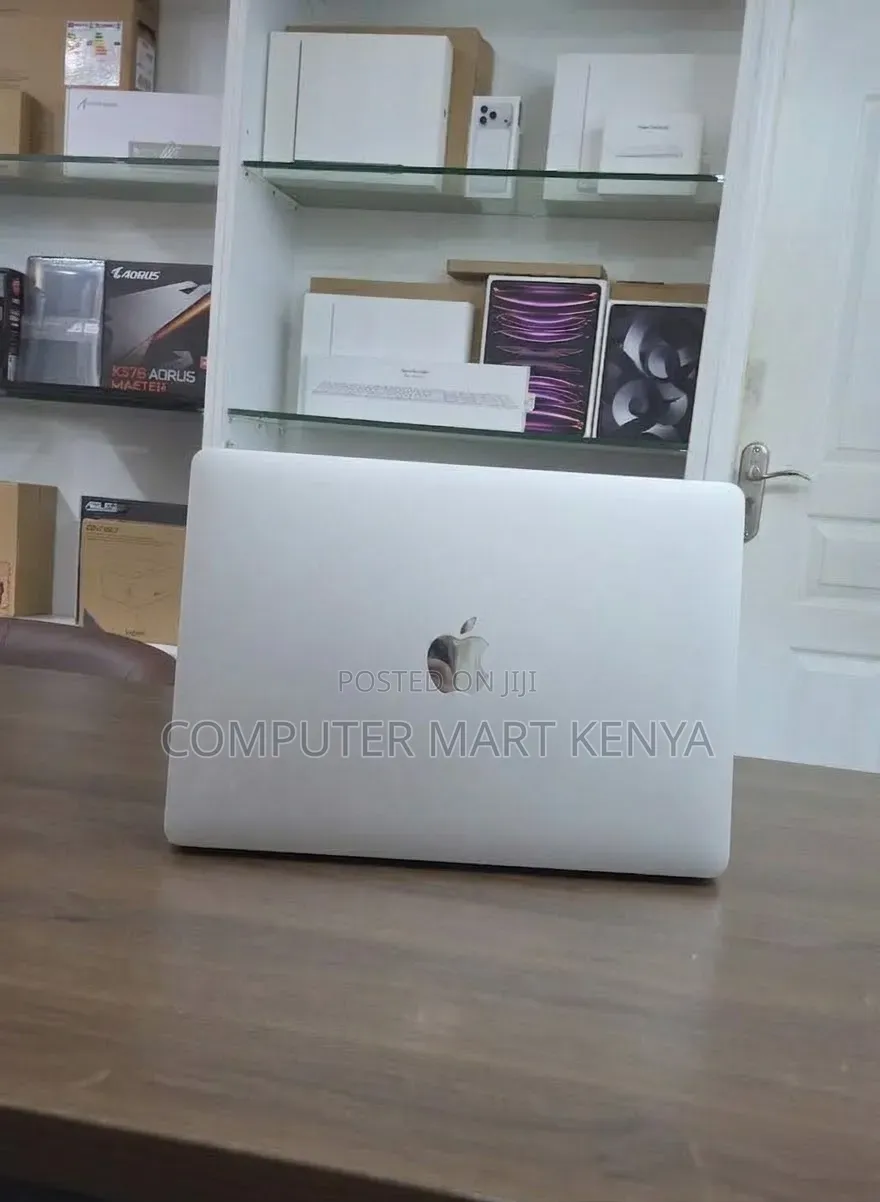 New Laptop Apple MacBook Pro 2018 16GB Intel Core i7 SSD 256GB