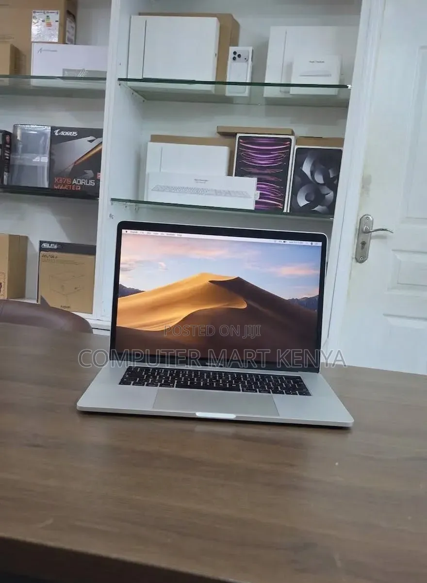 New Laptop Apple MacBook Pro 2018 16GB Intel Core i7 SSD 256GB