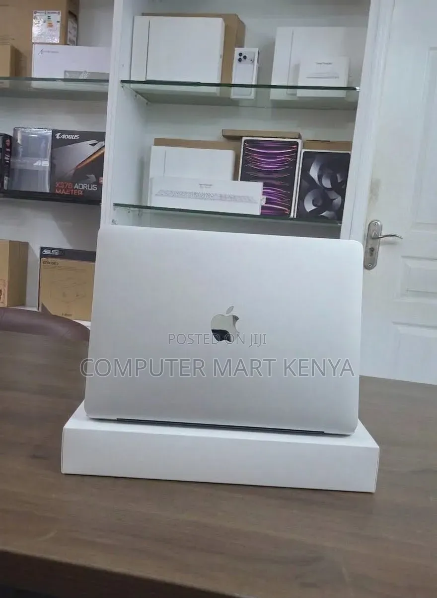 New Laptop Apple MacBook Pro 2018 16GB Intel Core i7 SSD 256GB