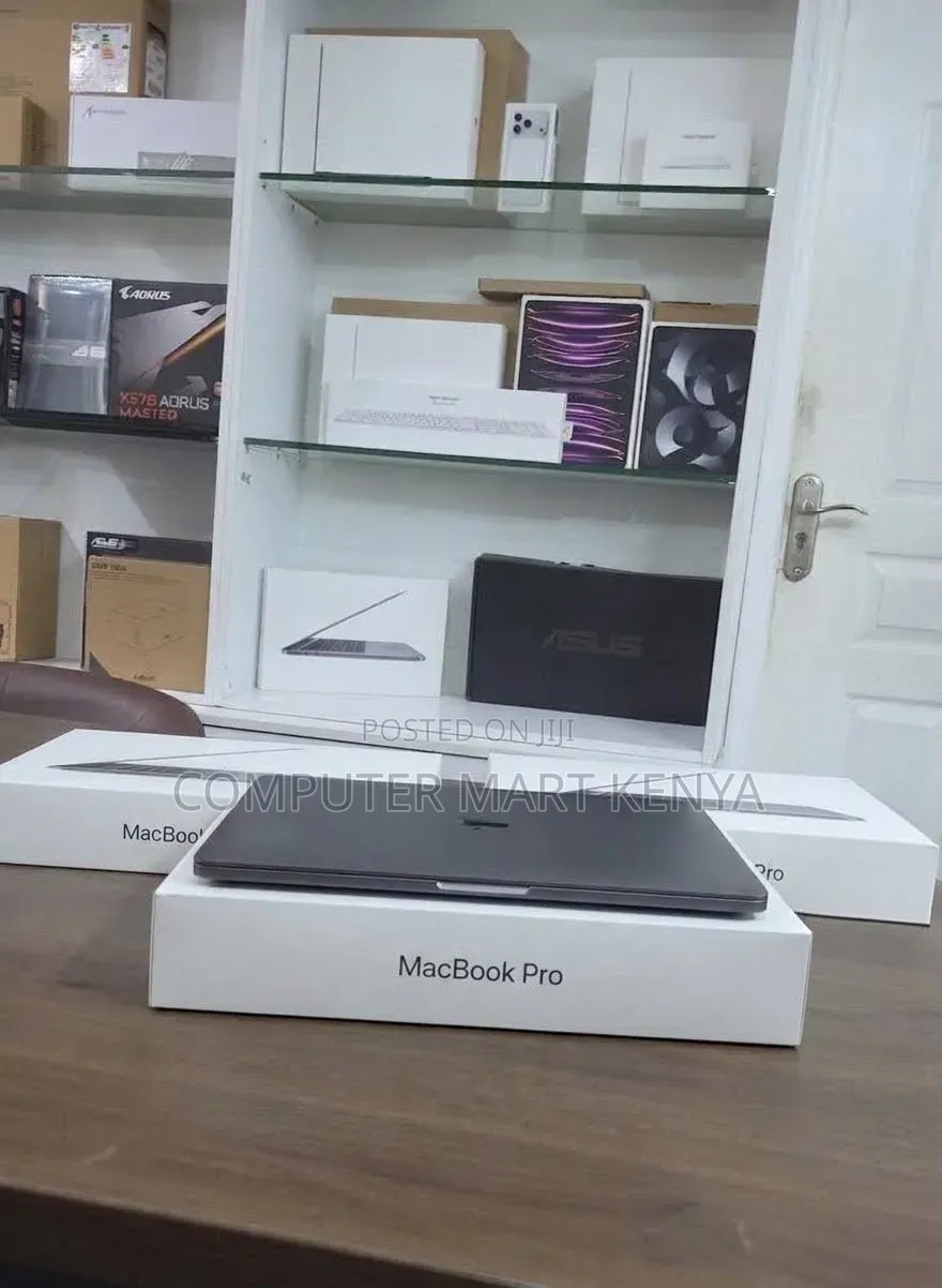 New Laptop Apple MacBook Pro 2020 M1 8GB Apple M1 SSD 512GB