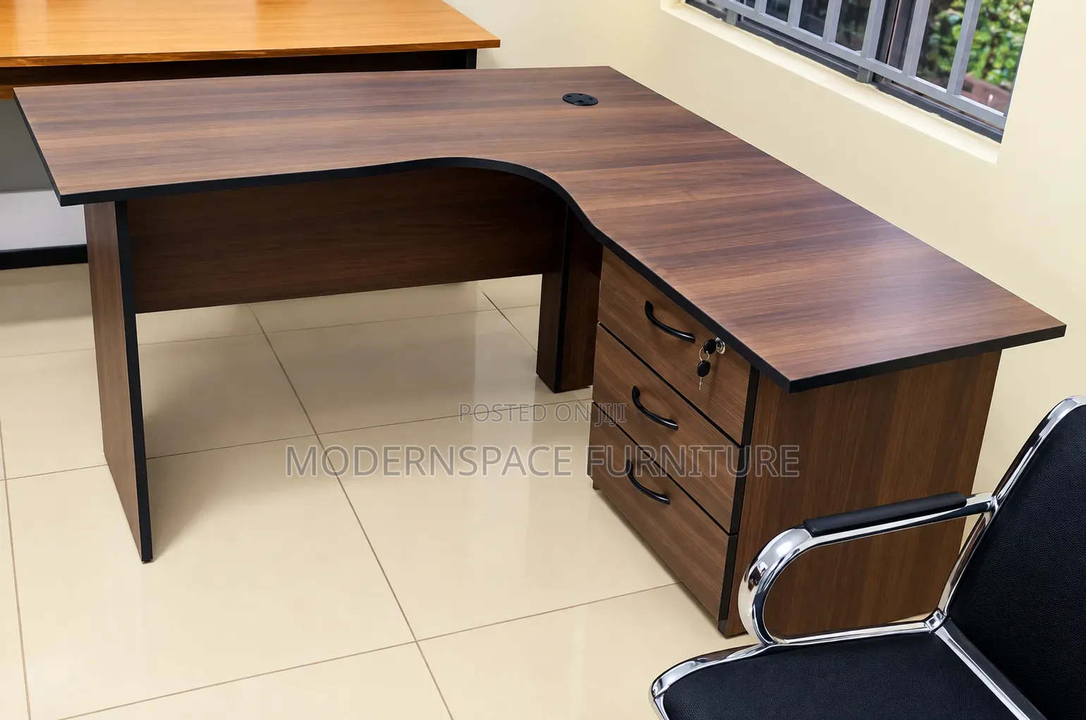 Office Desk: L-Shaped Office Table