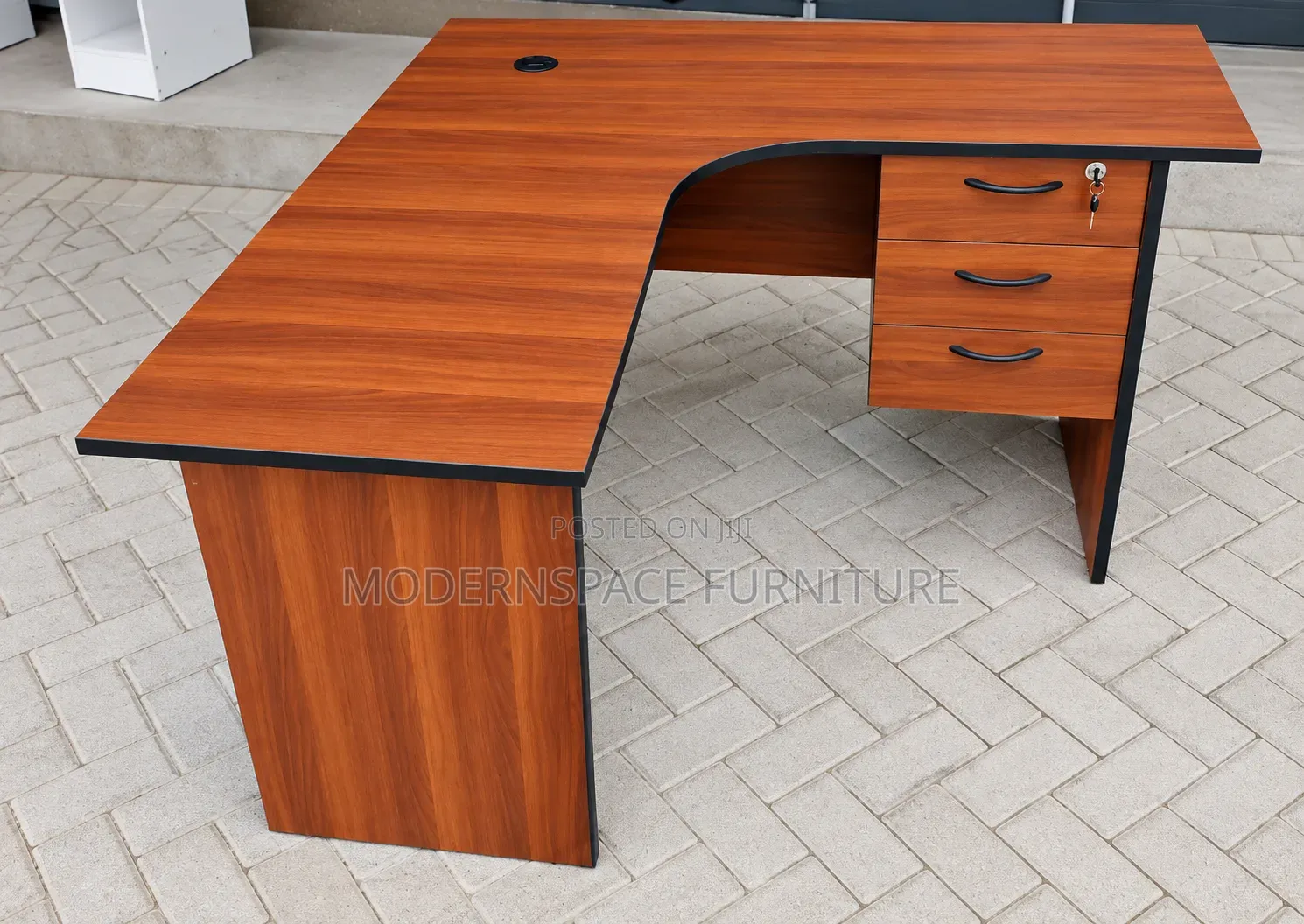 Office Desk: L-Shaped Office Table