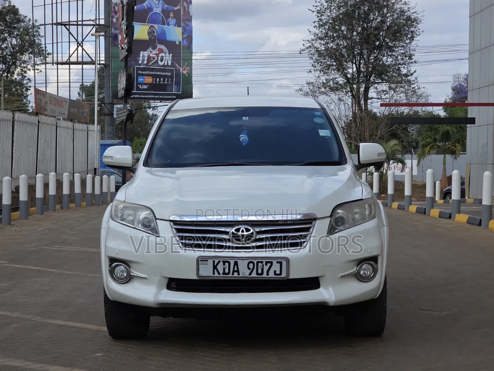 Toyota Vanguard 2013 White