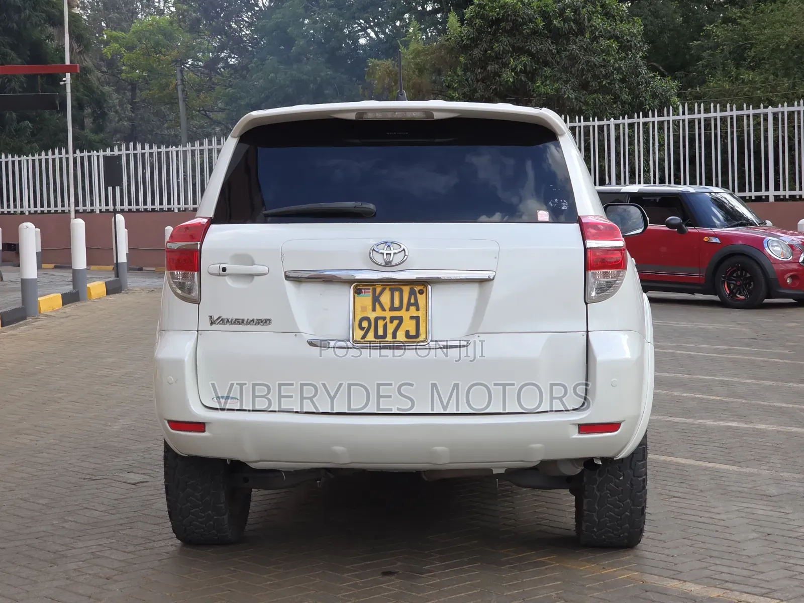Toyota Vanguard 2013 White