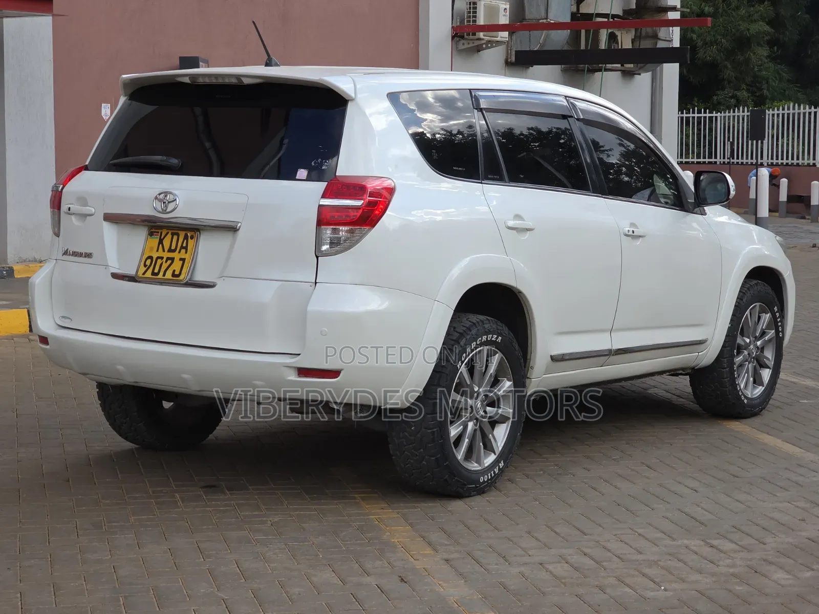 Toyota Vanguard 2013 White