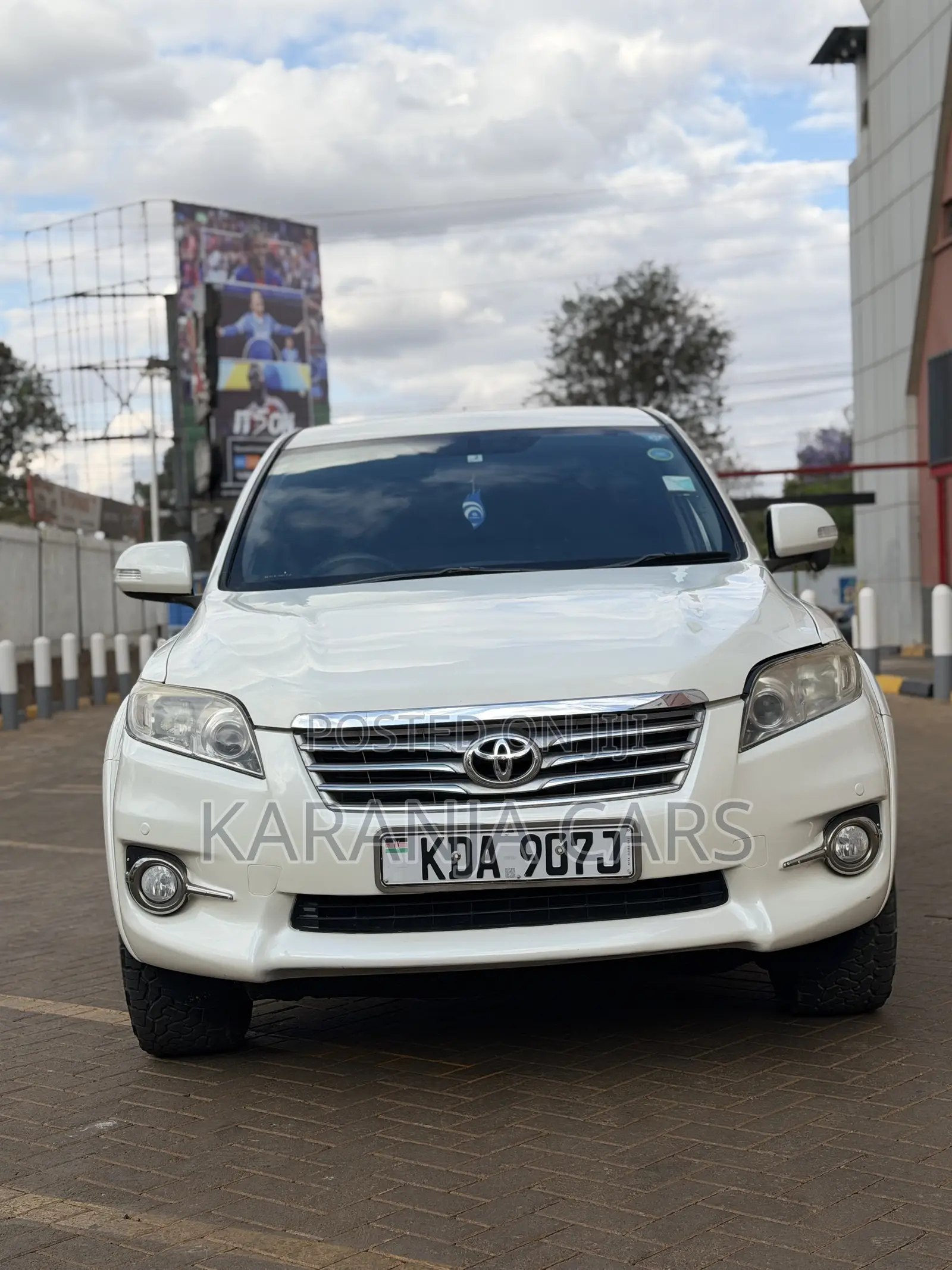 Toyota Vanguard 2013 White