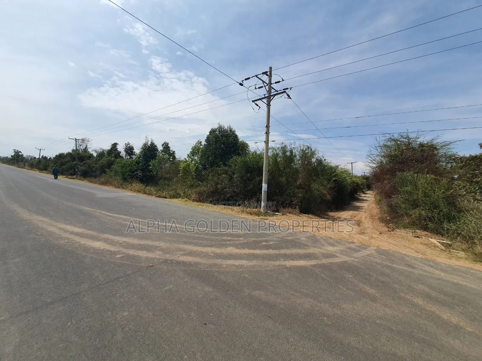1 Acre Touching Tarmac [ Barguret ]