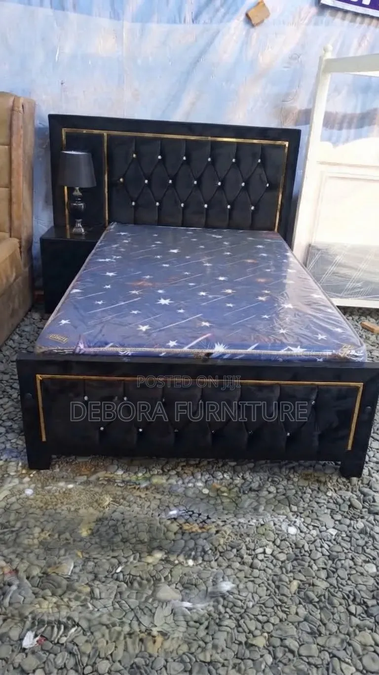 Luxury 4*6 Black Chester Bed With Diamond Tufting Lamp
