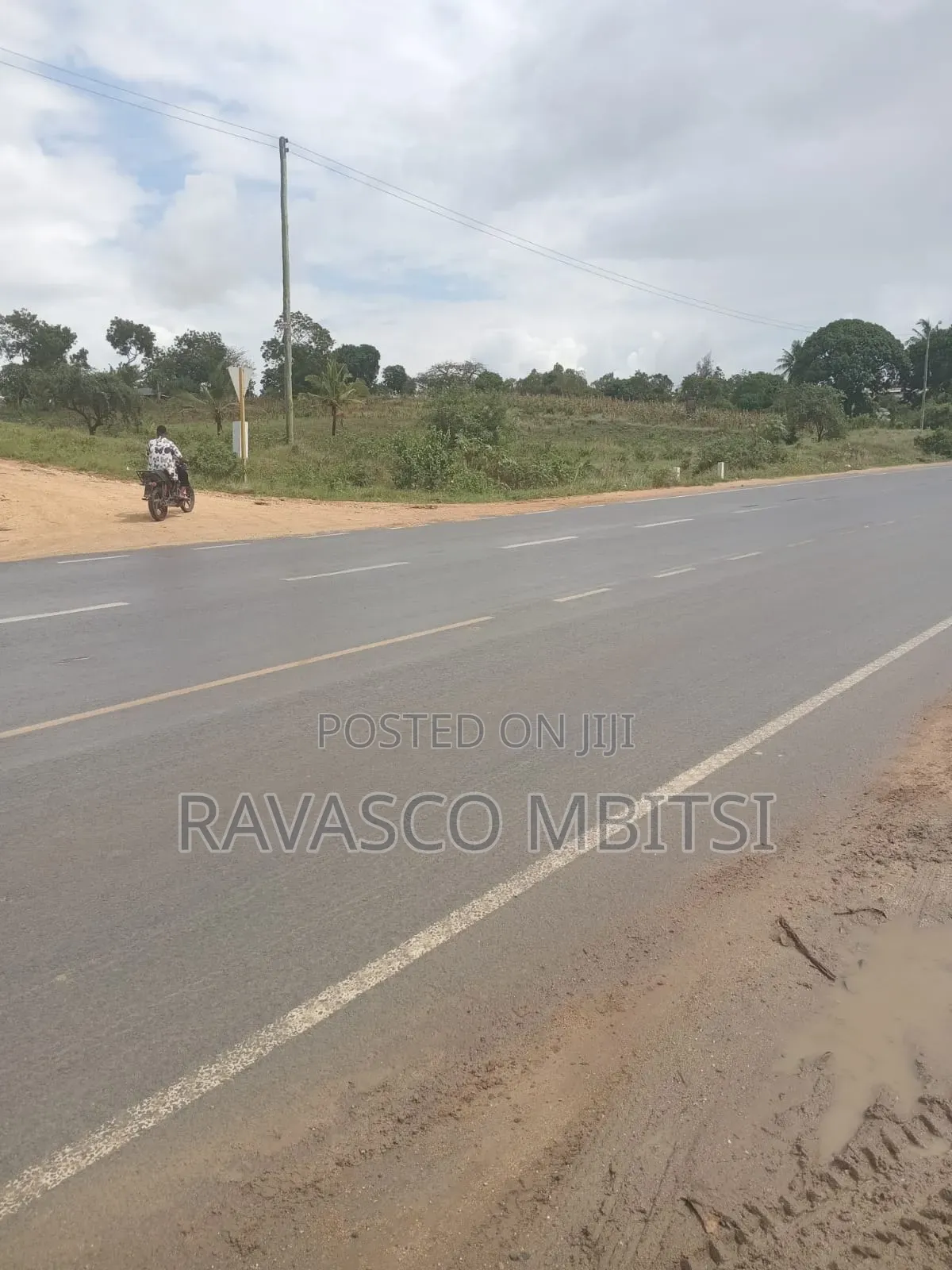 1 Acre Forsale the Tarmac in Mavueni