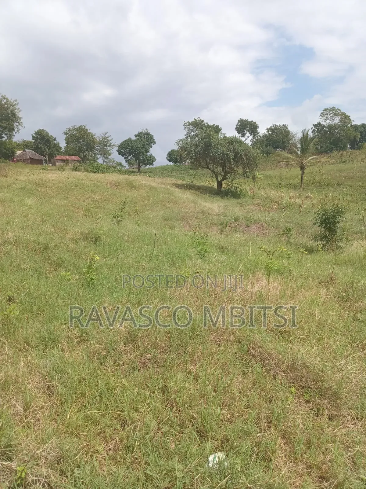 1 Acre Forsale the Tarmac in Mavueni