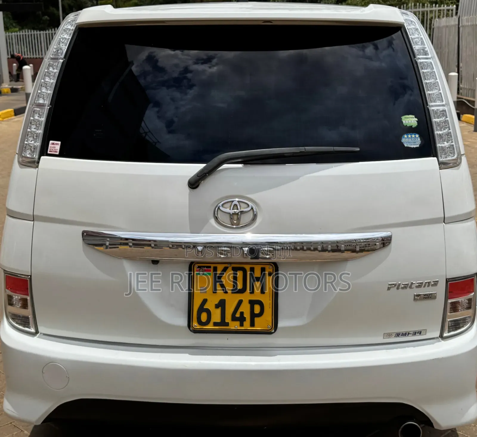Toyota ISIS 2015 Pearl