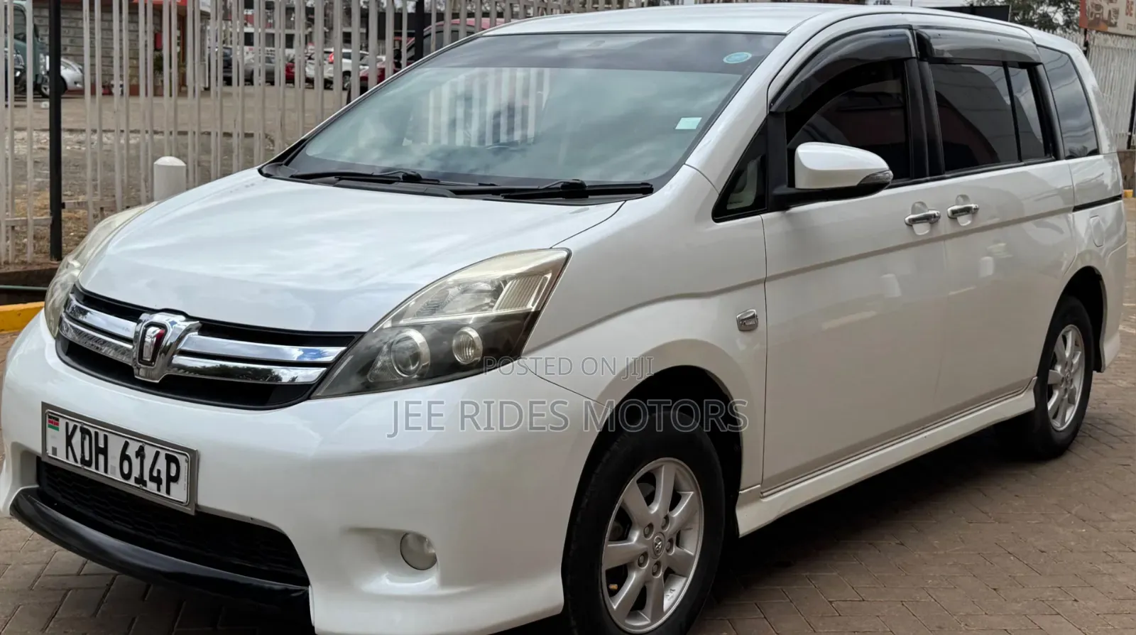 Toyota ISIS 2015 Pearl