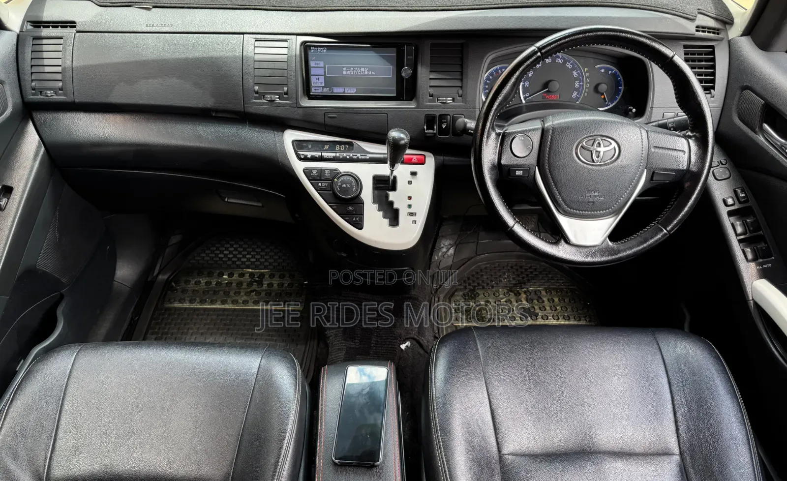 Toyota ISIS 2015 Pearl