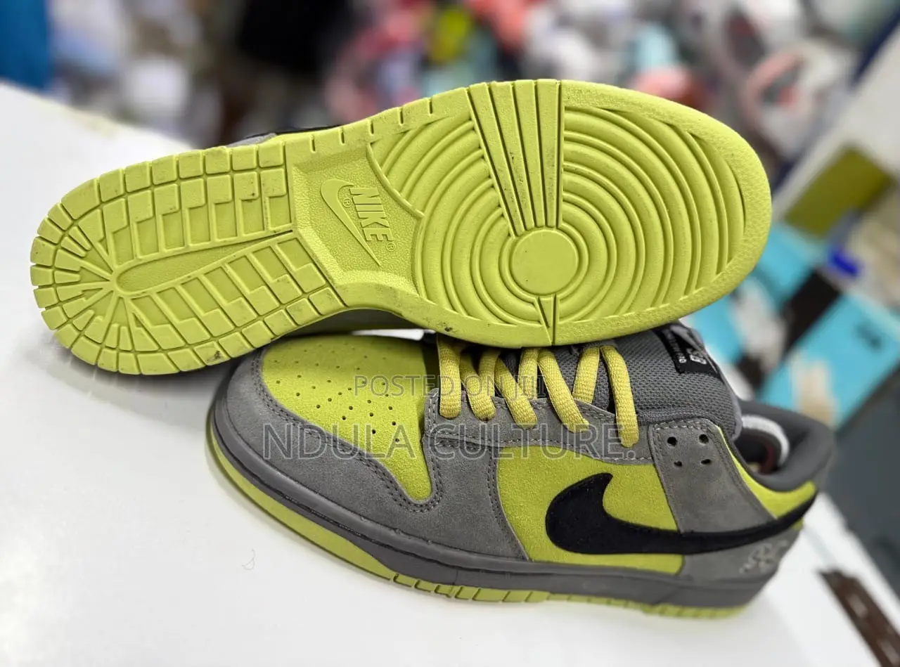 Nike SB Dunk Low X Supreme "94 Camper Green" Sneaker,