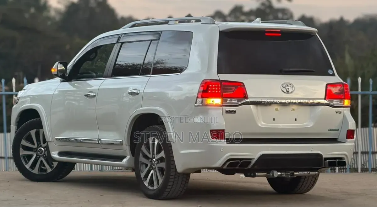 Toyota Land Cruiser 4.6 V8 ZX 2019 White
