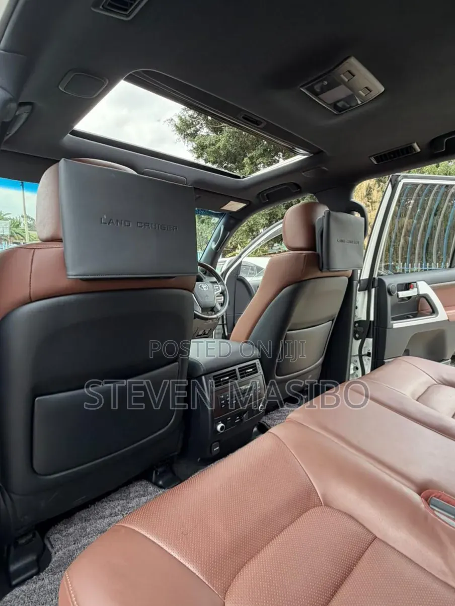Toyota Land Cruiser 4.6 V8 ZX 2019 White
