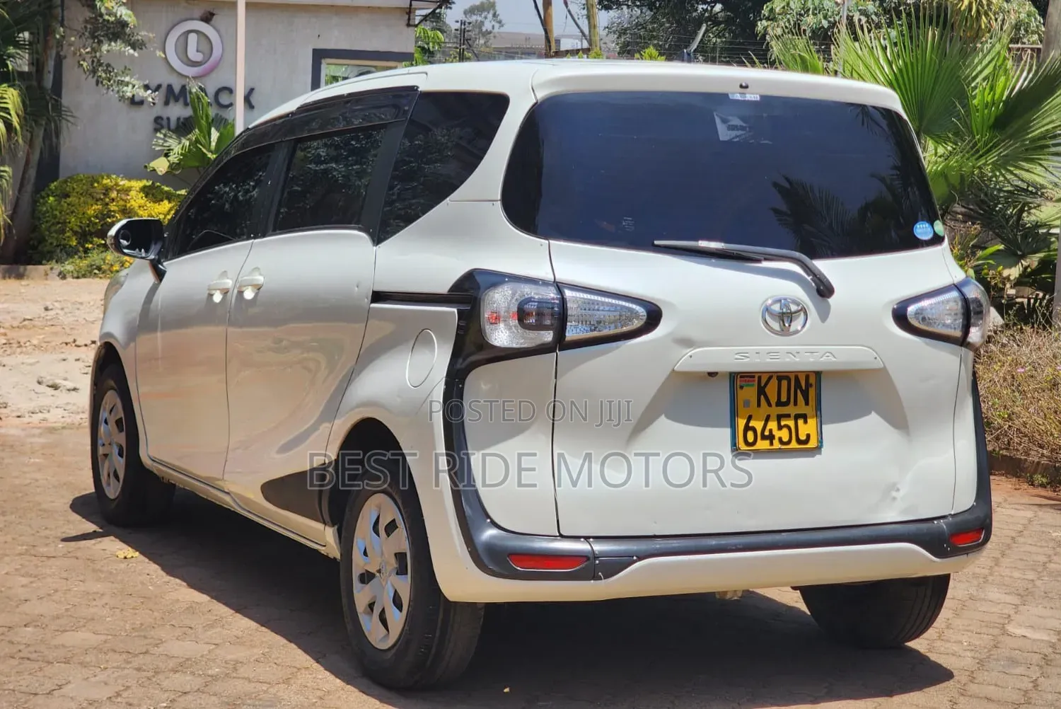 Toyota Sienta 1.5 FWD (6-seater) 2016 White
