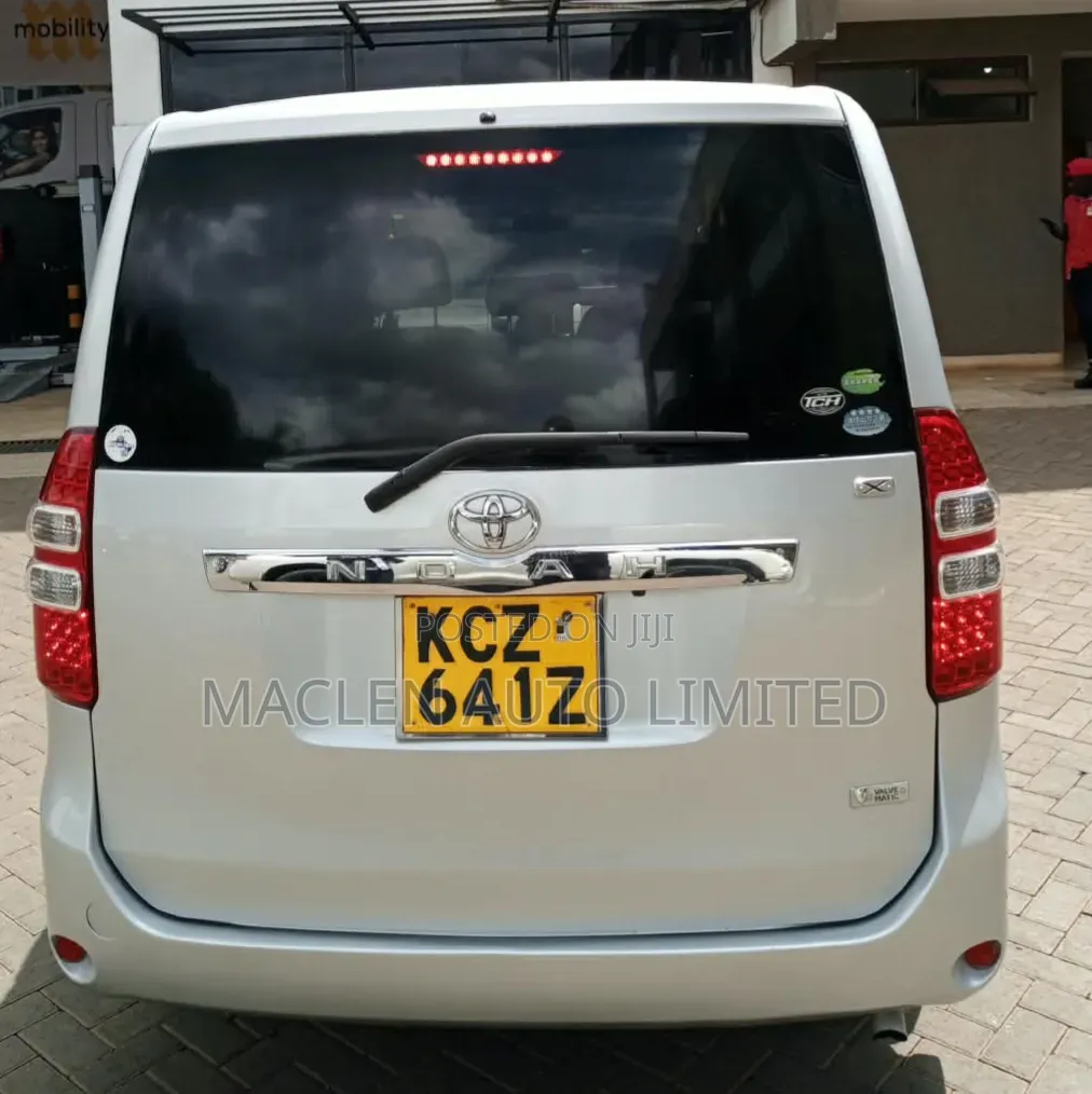 Toyota Noah 2013 Silver