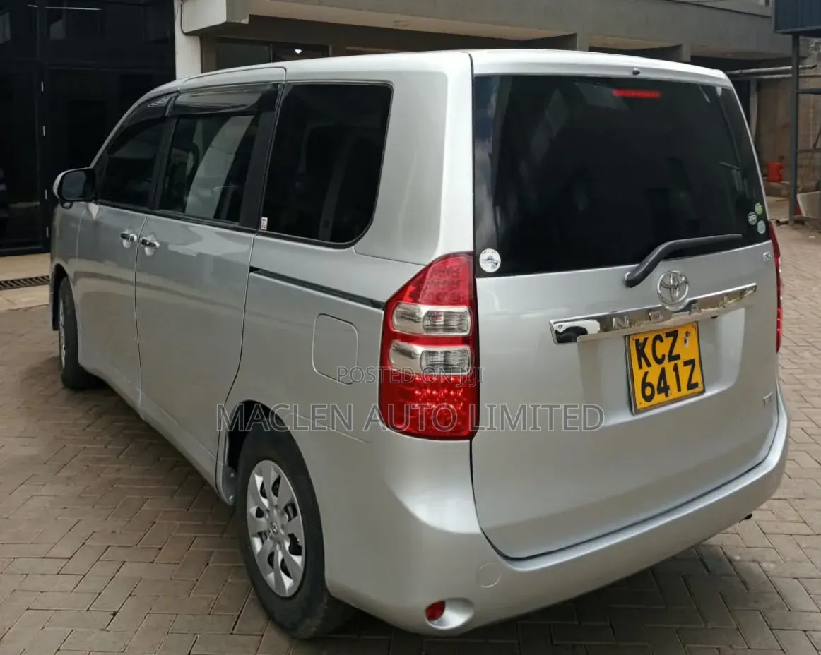 Toyota Noah 2013 Silver