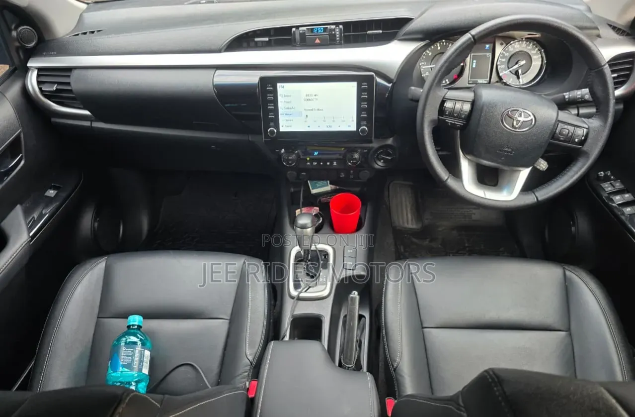 Toyota Hilux 2025 Gray