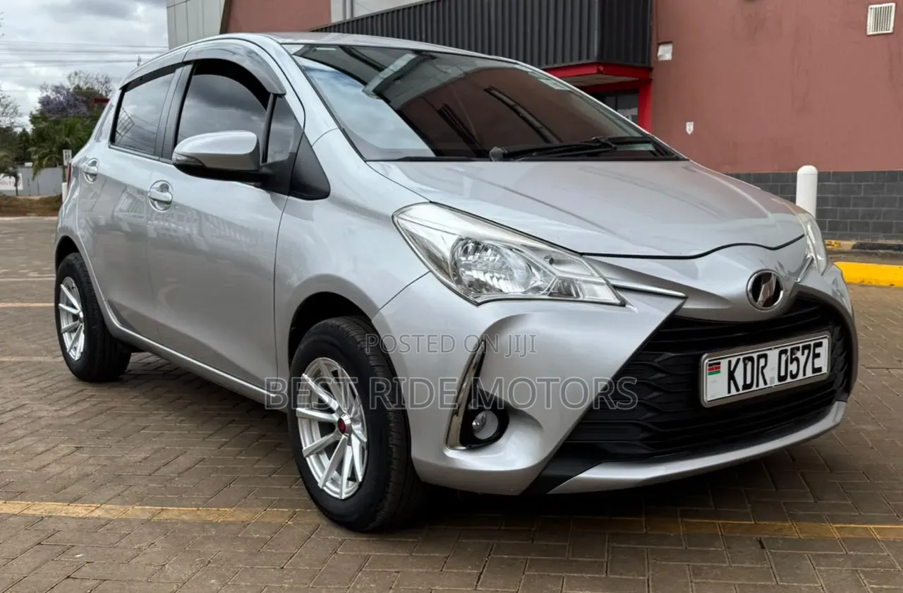 Toyota Vitz 1.3 FWD 5dr 2017 Silver