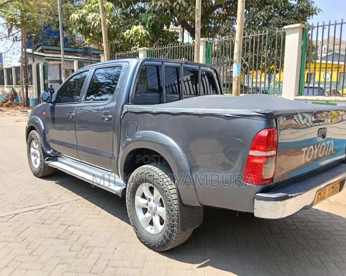 Toyota Hilux 2014 Gray