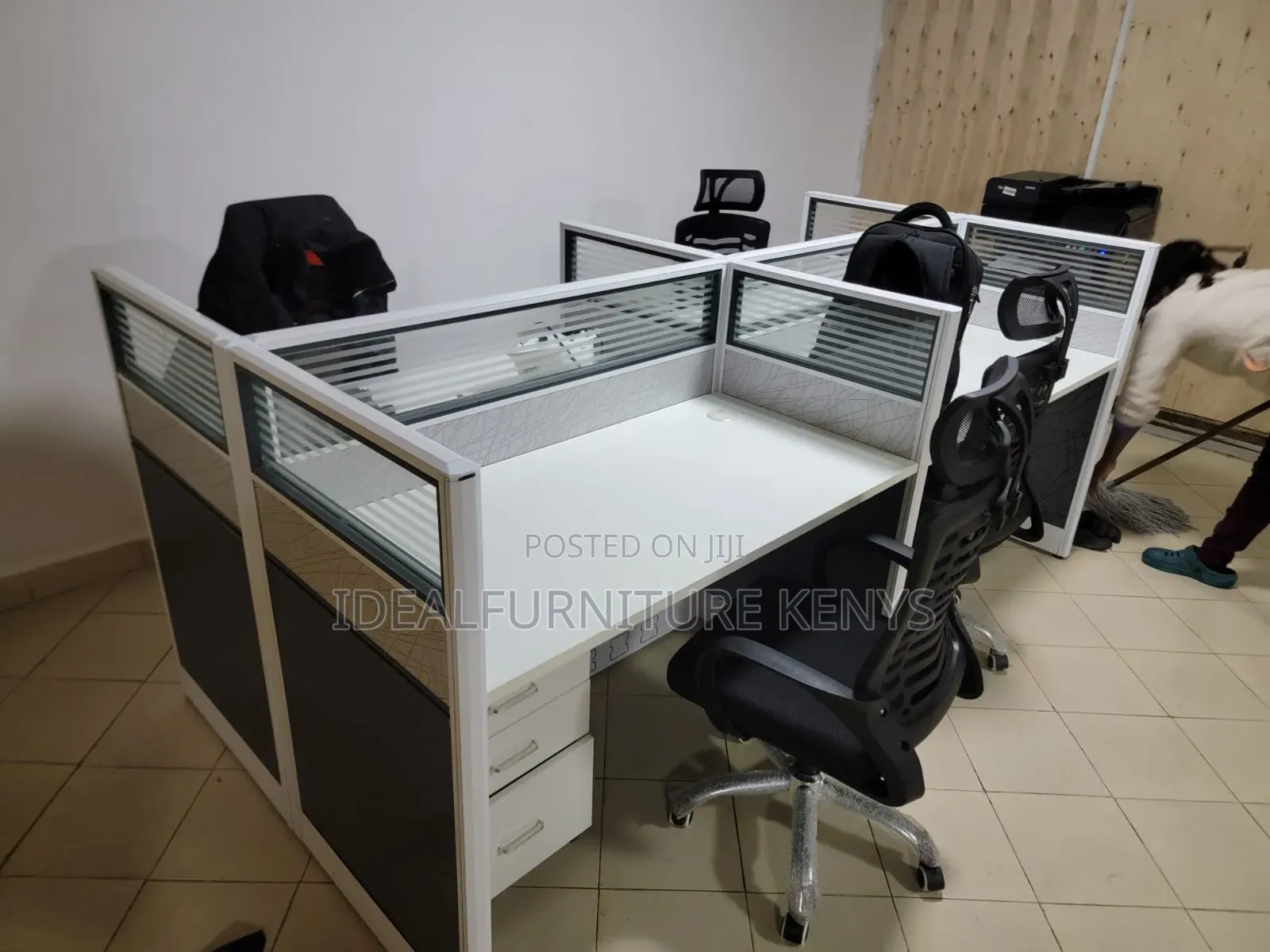 4-Way Office Workstation / Cubicle With Glass Partition