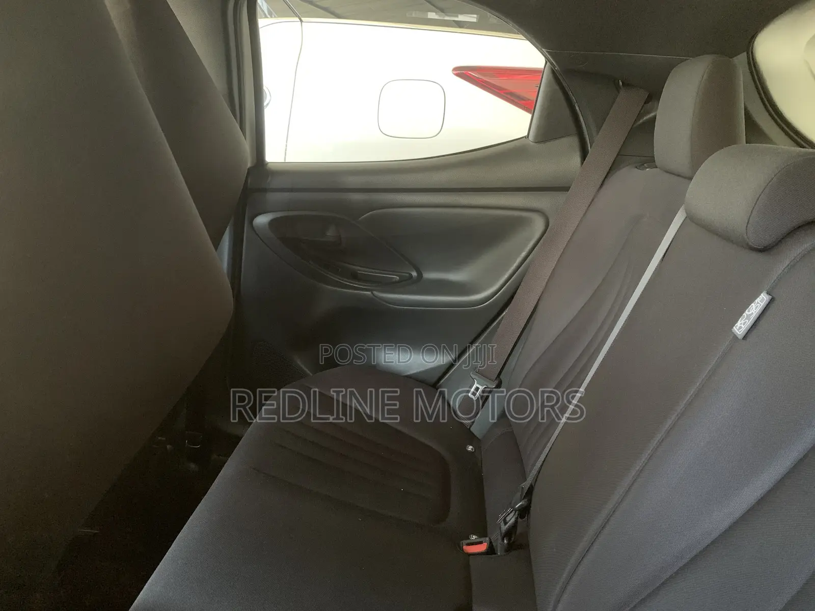 Toyota Yaris L Sedan 4dr 2019 Pearl