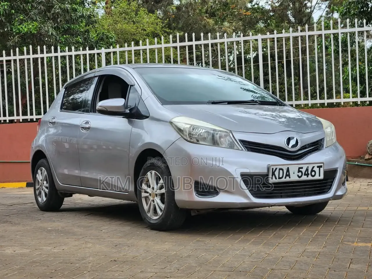 Toyota Vitz 1.3 FWD 5dr 2013 Silver