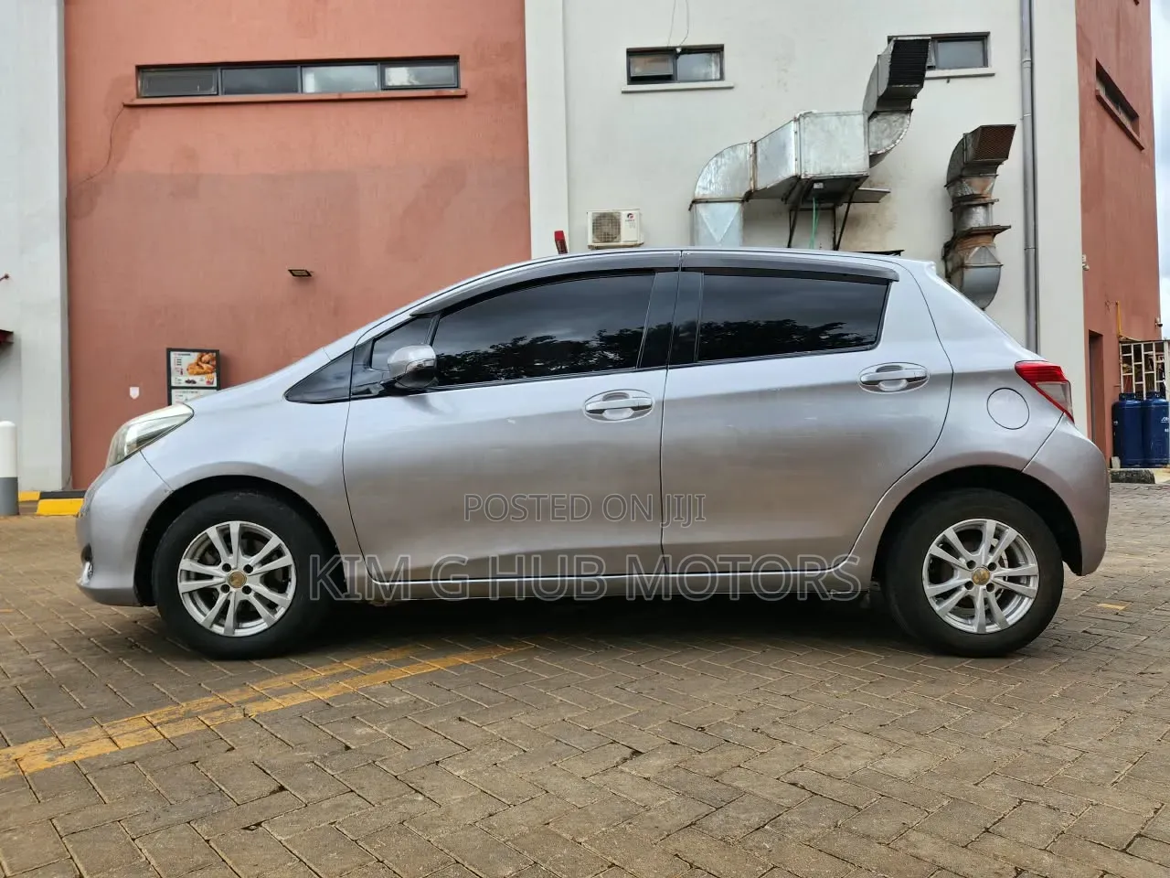 Toyota Vitz 1.3 FWD 5dr 2013 Silver