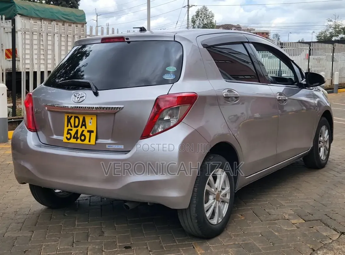 Toyota Vitz 2013 Silver