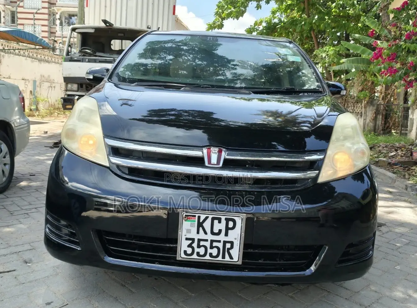 Toyota ISIS 2011 Black