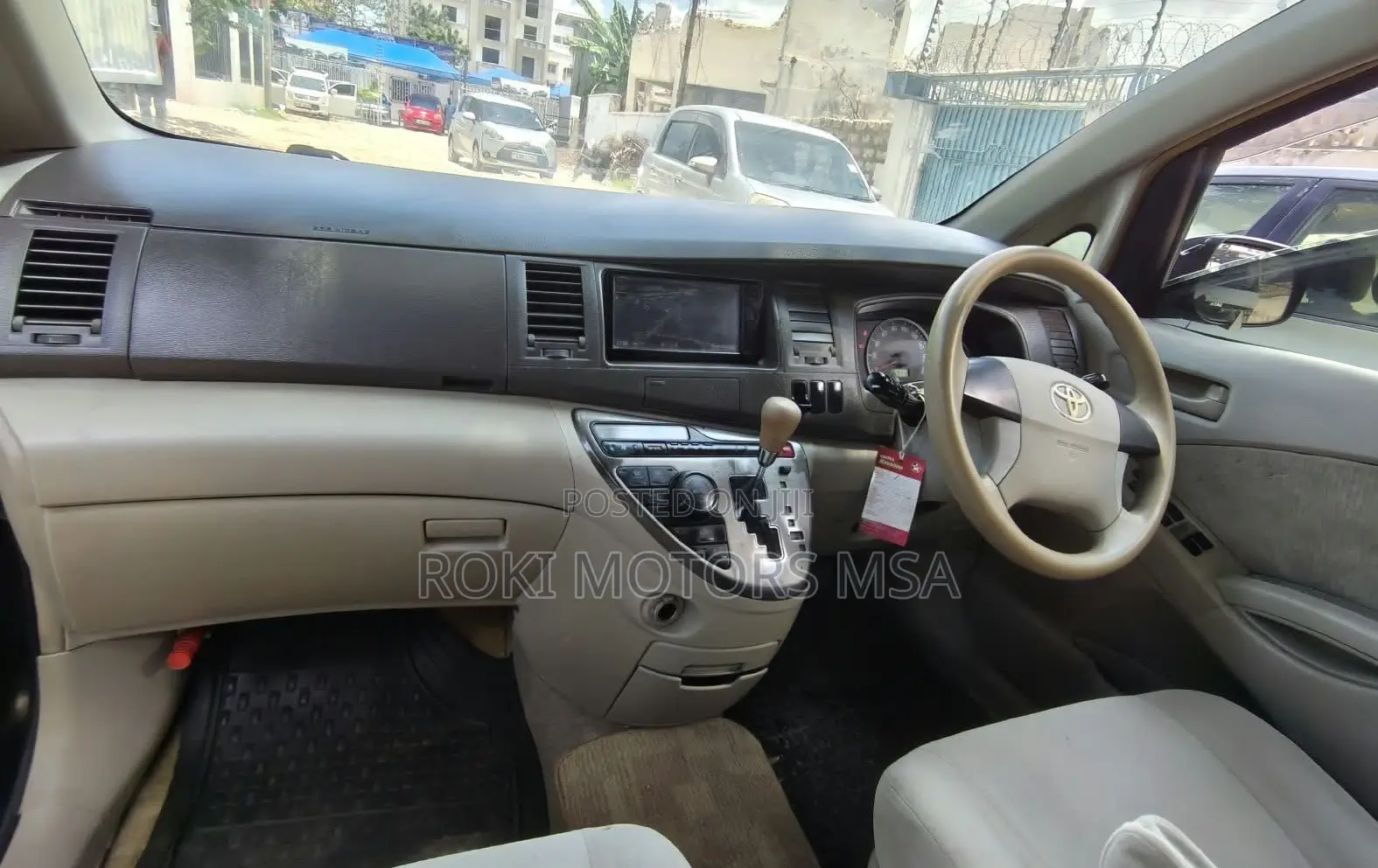 Toyota ISIS 2011 Black