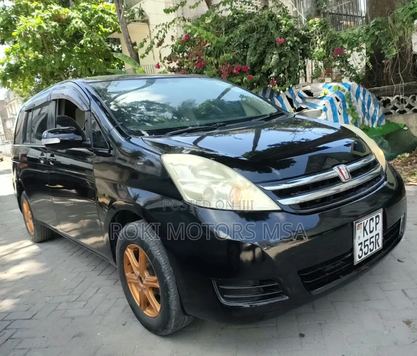 Toyota ISIS 2011 Black