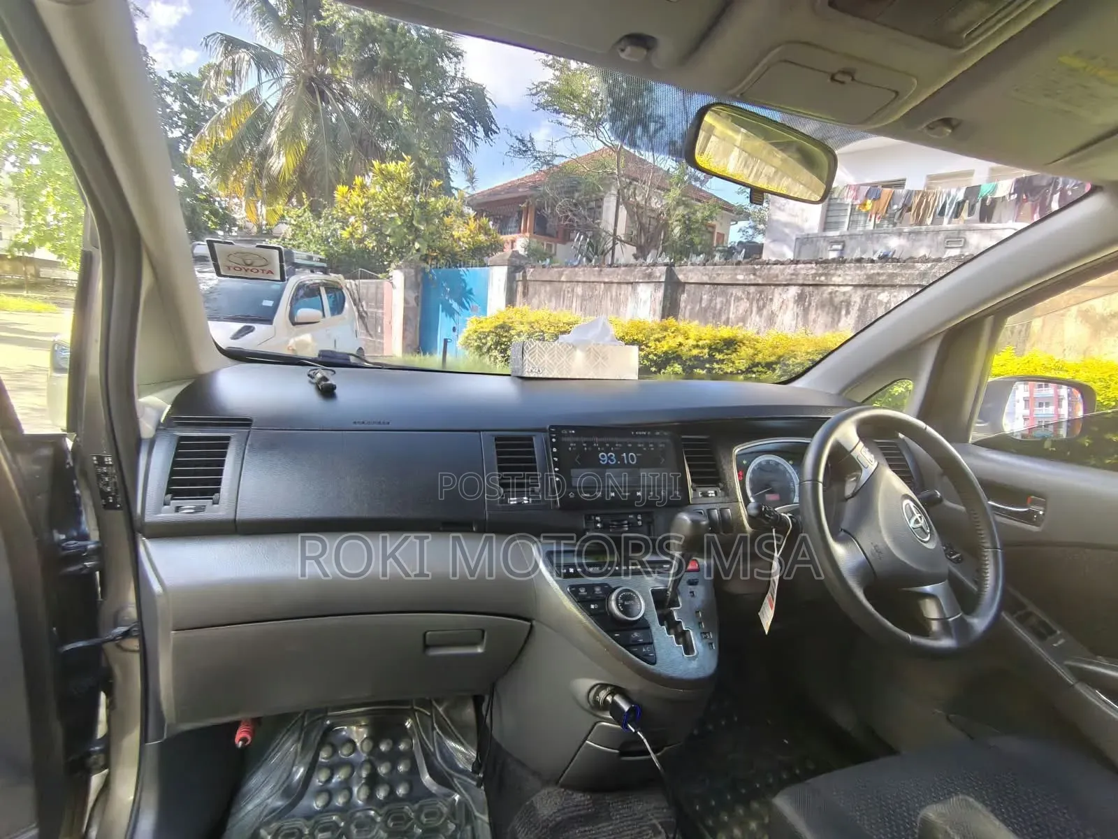 Toyota ISIS 2011 Gray
