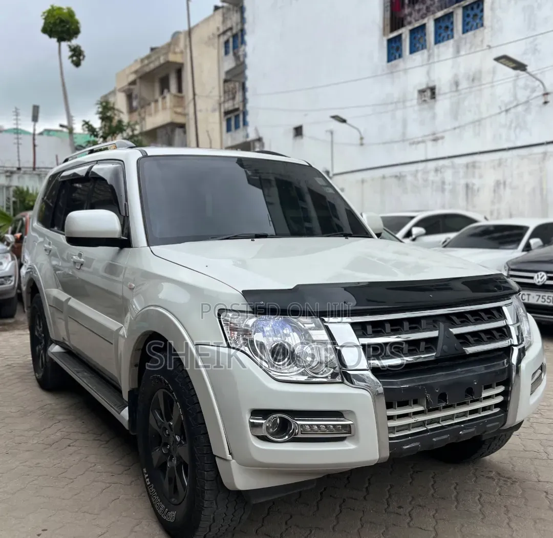 Mitsubishi Pajero 2011 White