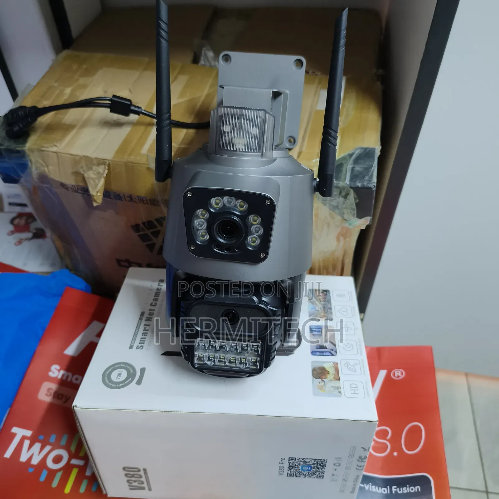 Electric Powered Dual Lens 4G Camera With Siren Protection