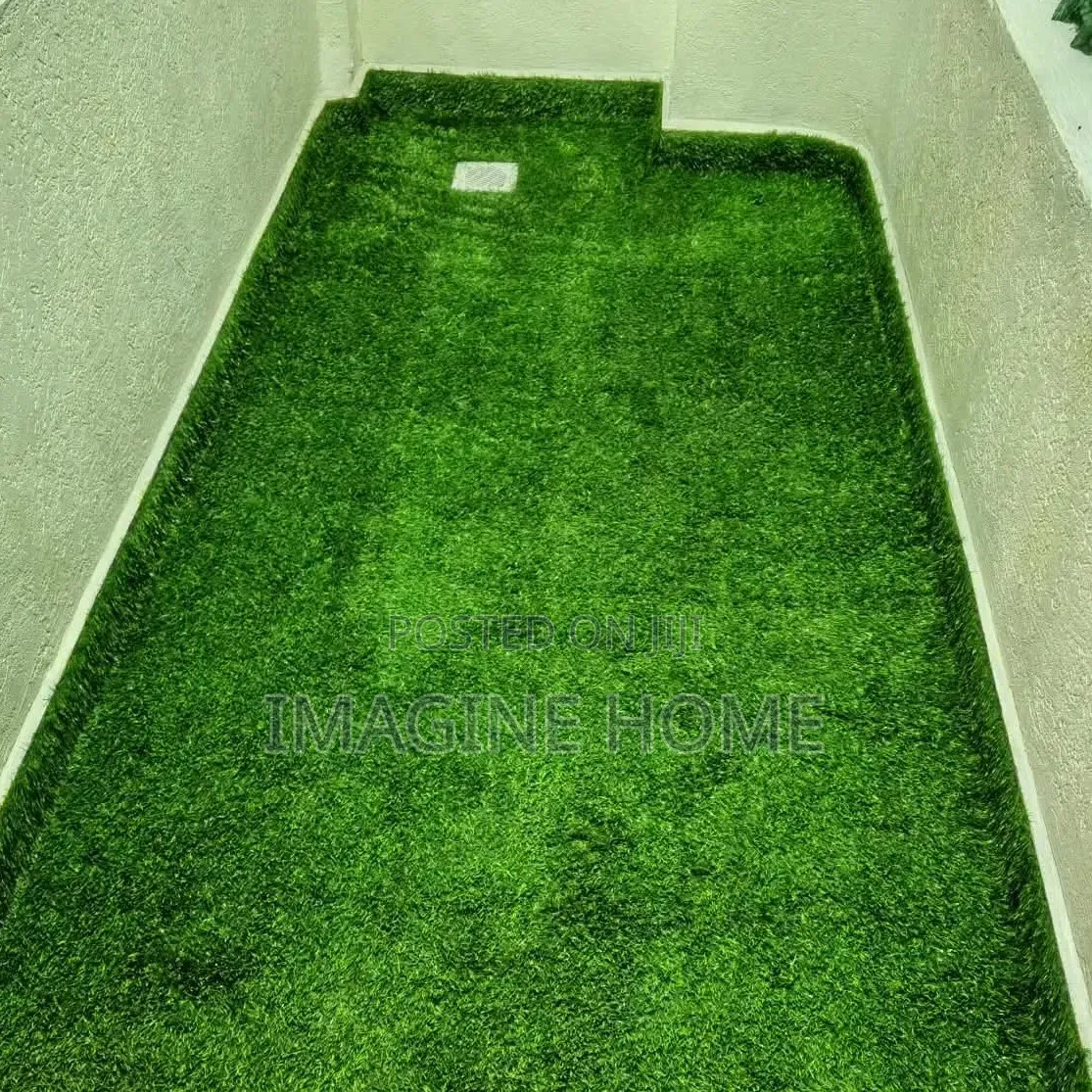 Relaxing Outdoor Space With Green Fences/Grass Carpet