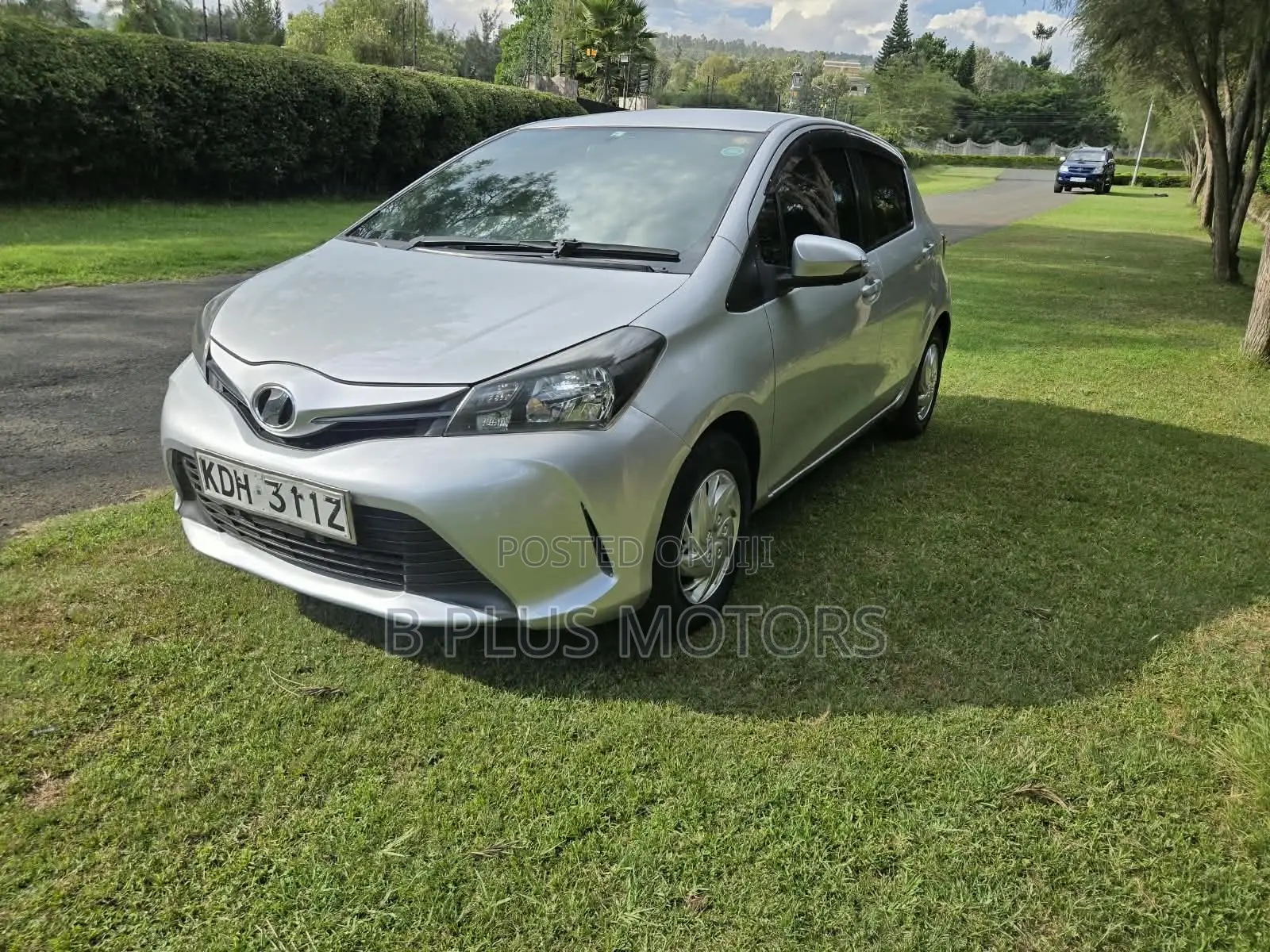Toyota Vitz 2013 Silver