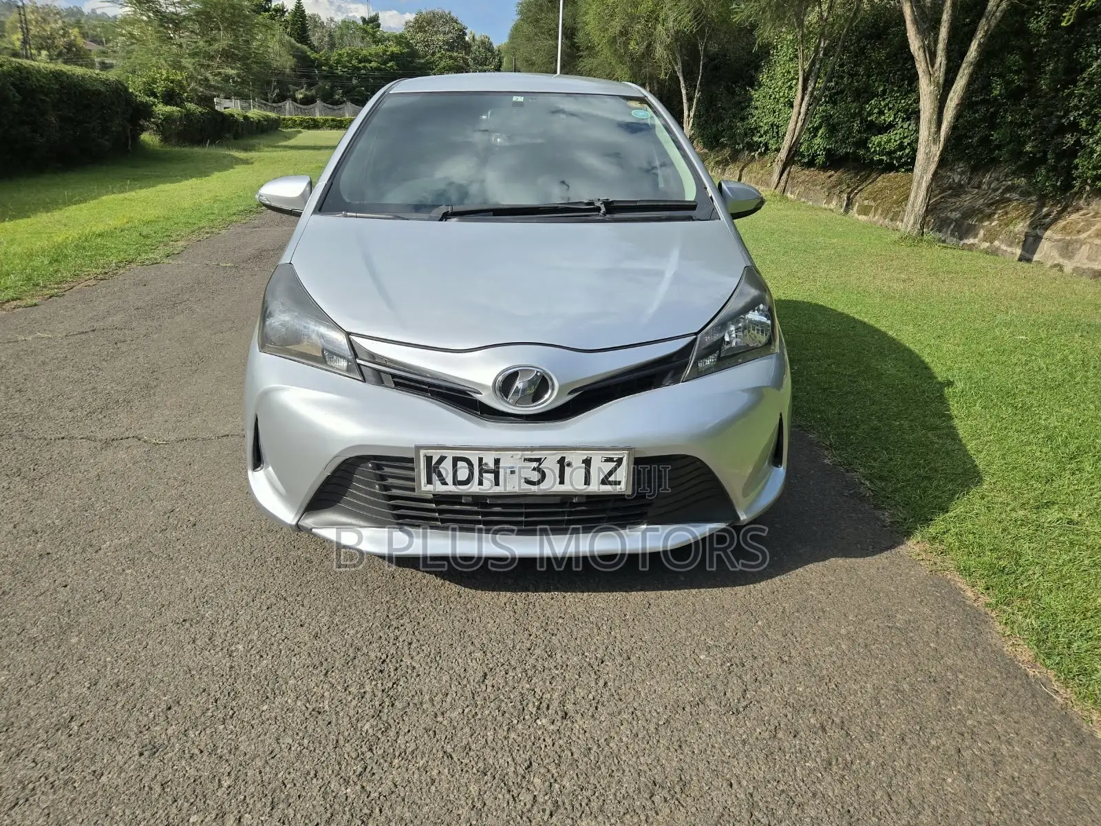 Toyota Vitz 2013 Silver