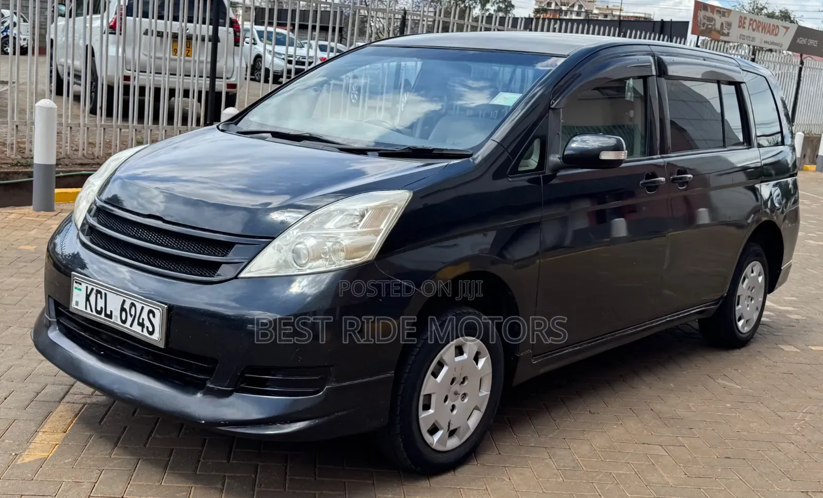 Toyota ISIS 2010 Black
