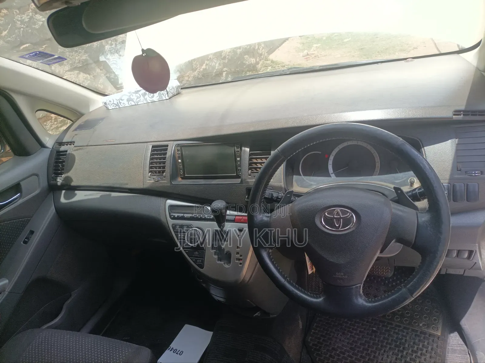 Toyota ISIS 2009 White
